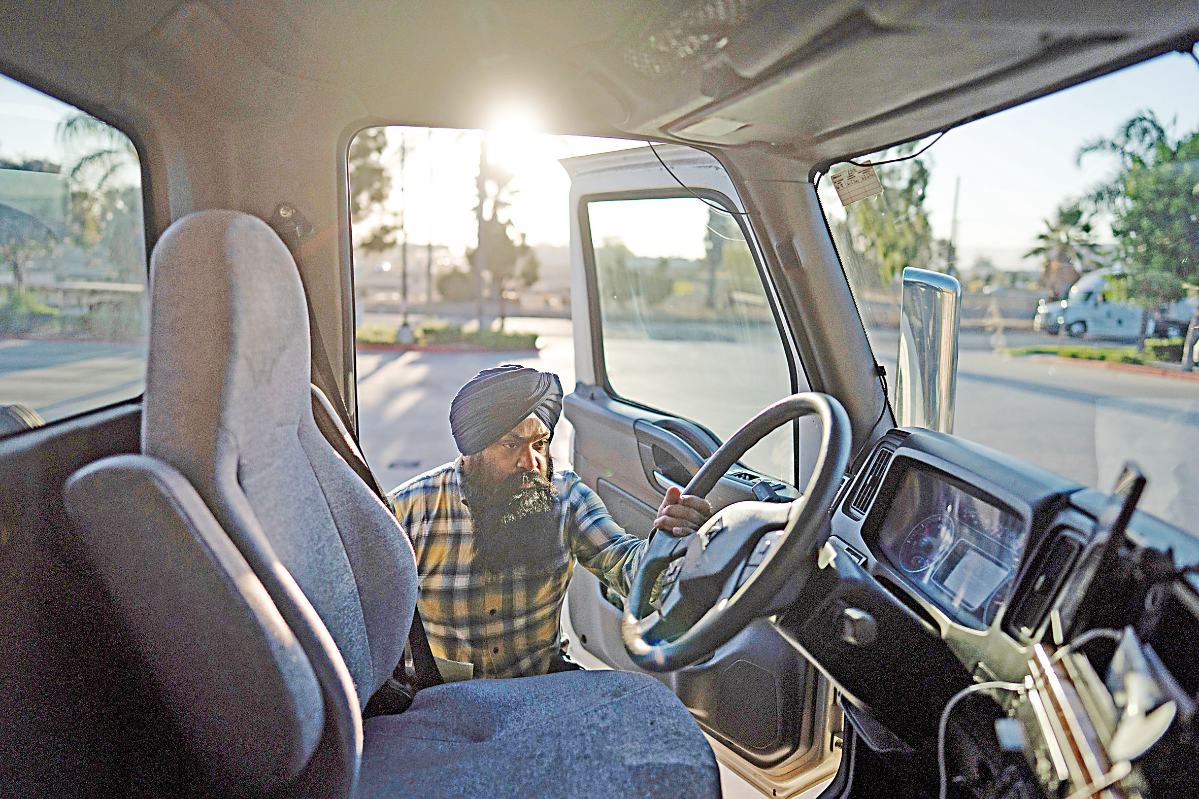 聯邦新政策導致加州不少商業貨車司機失去駕照。美聯社資料圖片