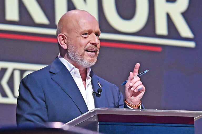 共和黨人希爾頓競選州長獲得總統特朗普背書。美聯社資料圖片