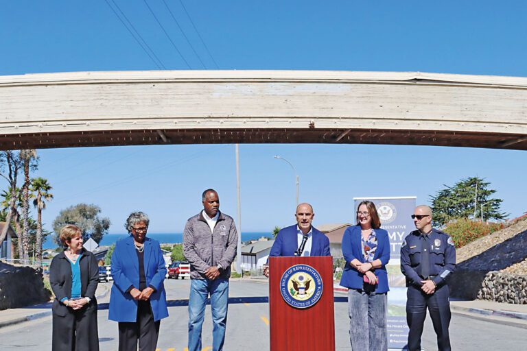 （左起）蒙特利國際學校校長艾倫、蒙特利半島聯合校區教委Bettye Lusk、海邊市市長奧格爾斯比、聯邦眾議員帕內塔、縣參事Wendy Root Askew、警局局長Nick Borges齊聚San Pablo人行天橋，慶祝獲得85萬元聯邦資金用於修復工程。 帕內塔辦公室提供