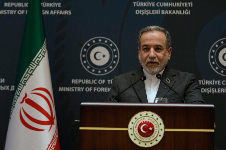 伊朗：確認停火，有條件開放霍爾木茲海峽