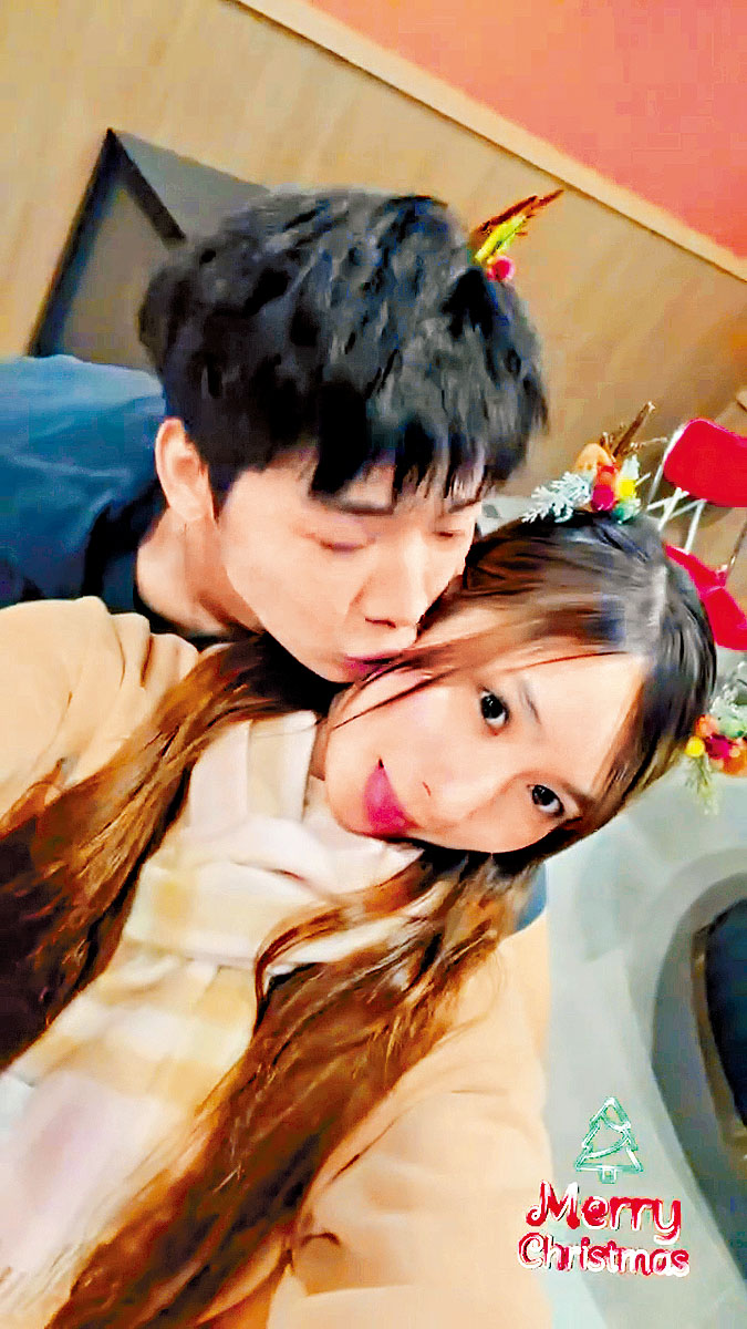 有網民懷疑與早前鍾柔美在社交平台晒出與緋聞男友啜面親熱照有關。