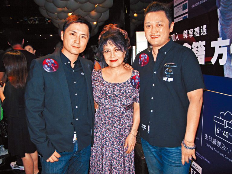 《東周刊》揭露施明兩兒反目，因李泳漢阻止弟弟見母親最後一面。