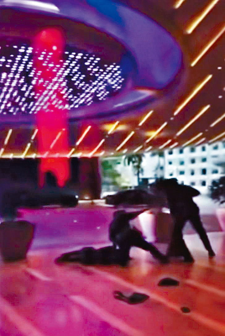 現場片段曝光，警方到場制服兩名疑犯。網上圖片
