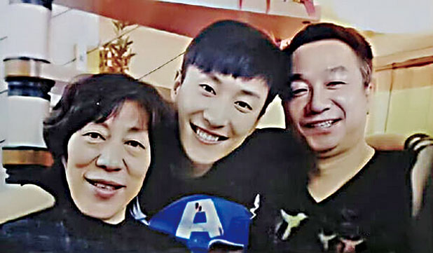 喬任梁生前和父母合照。網上圖片