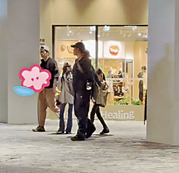 朱亞文夫婦帶著兩個女兒遊玩。網上圖片