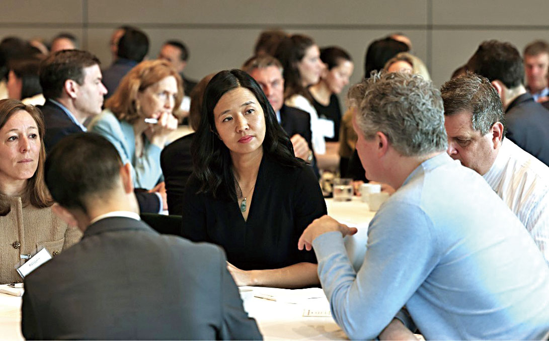 吳弭聽取商界人士的意見。 市府提供