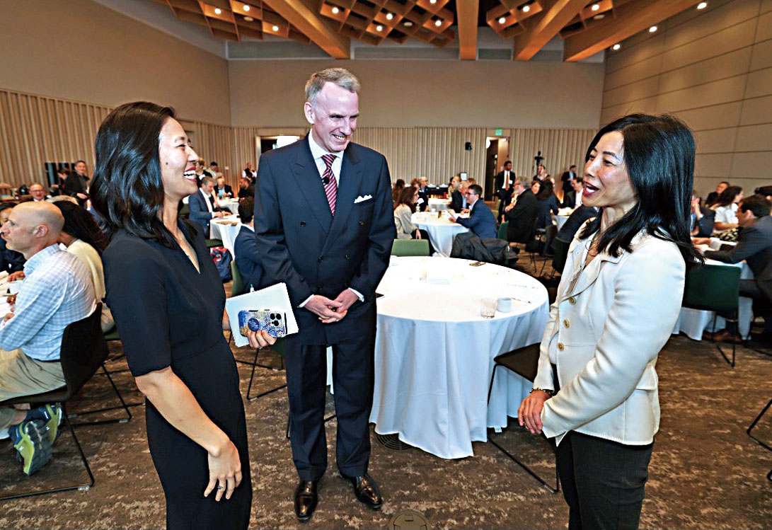 吳弭同商界領袖交談。