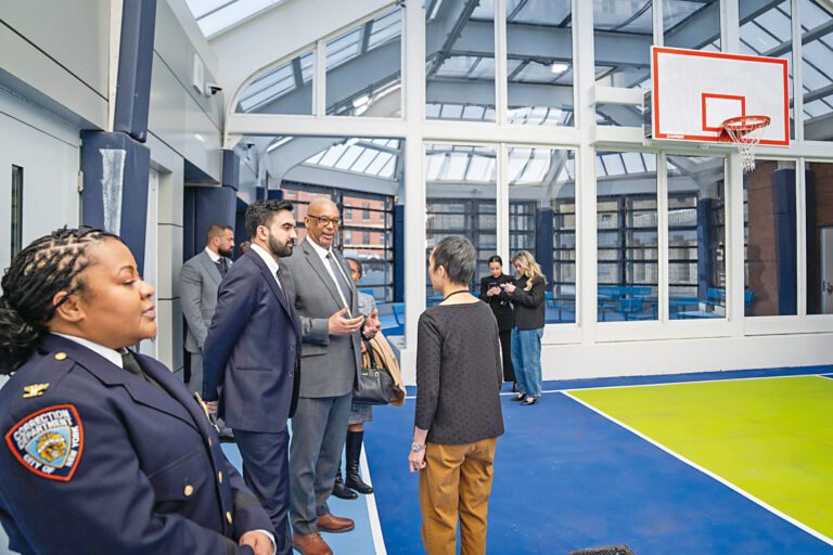 設施配備了籃球架、圖書館等「治療性設置」。 市長辦公室Flickr圖片