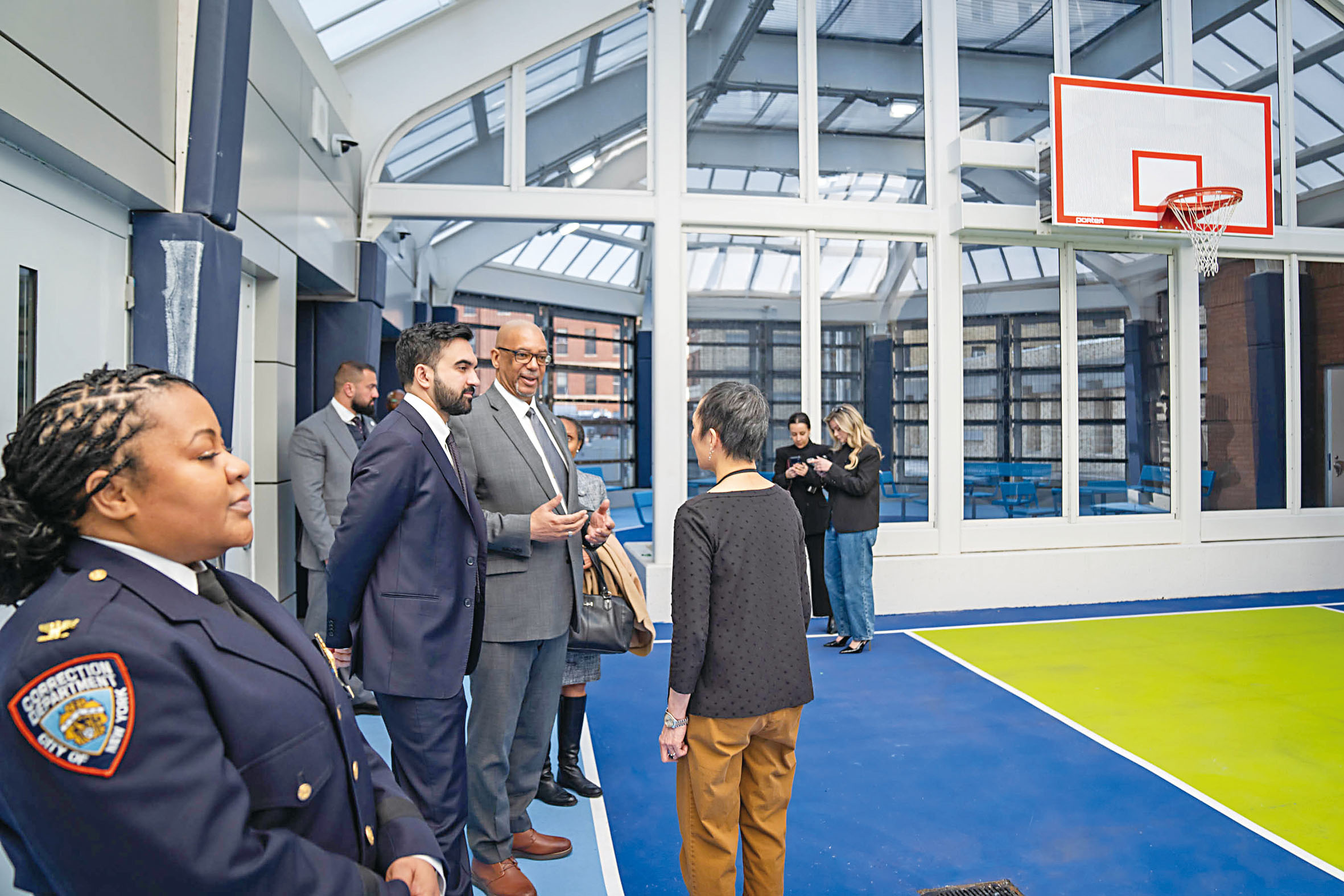 設施配備了籃球架、圖書館等「治療性設置」。 市長辦公室Flickr圖片