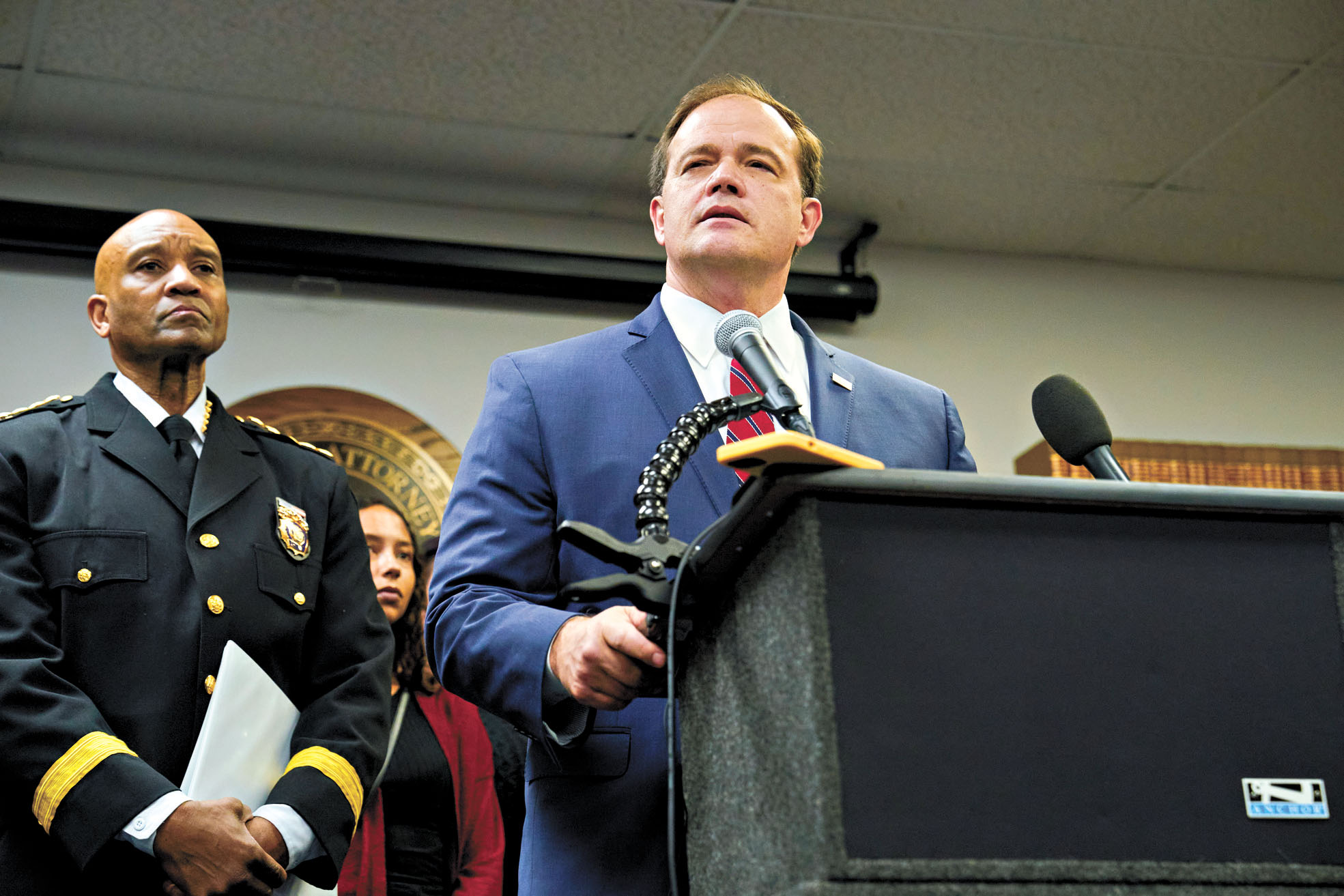 蒂爾尼去年曾信誓旦旦地表示,在審判前不會就此案進行任何和解談判。 Bing Guan/紐約時報