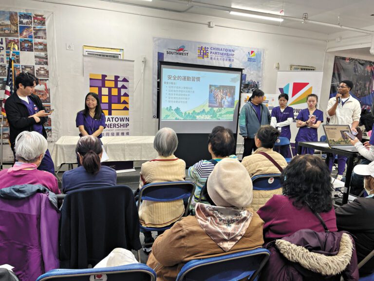 由華埠共同發展機構聯手富康 醫 療（VNS）華埠退休居民社區服務及紐約大學護士學院共同舉辦的老年人防跌倒講座。