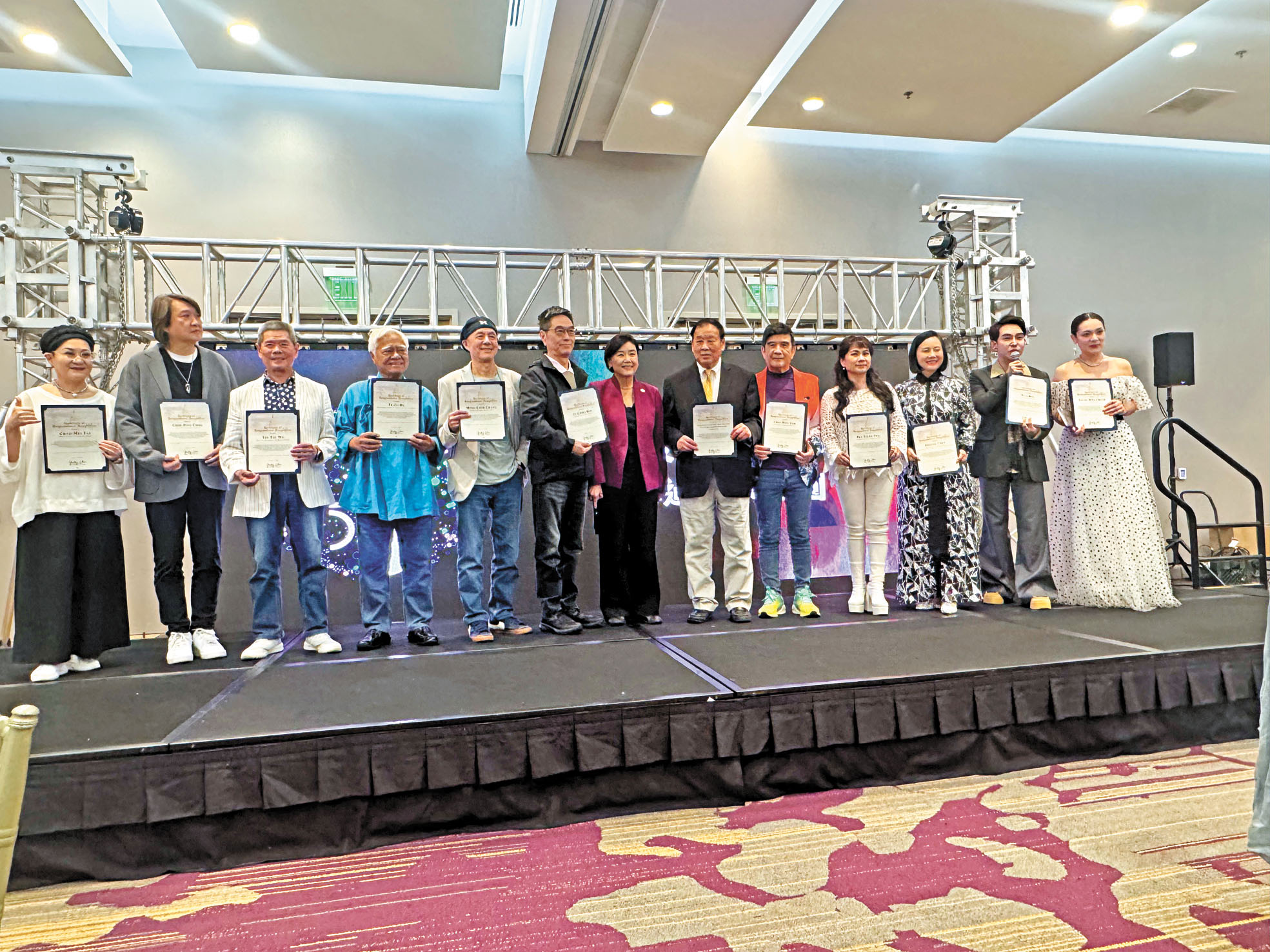 趙美心出席洛杉磯媒體見面會，頒發賀狀。記者陸新攝