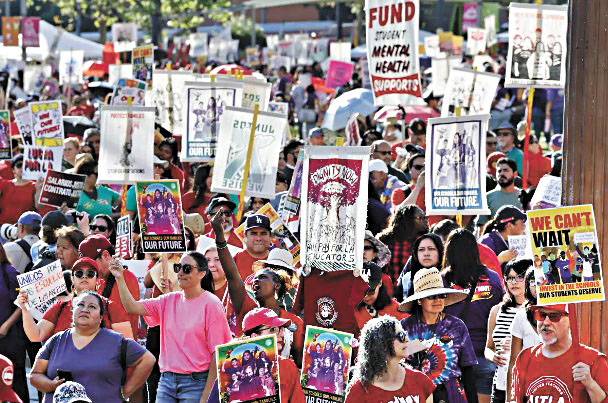 3月18日，洛杉磯聯合學區工會成員在洛杉磯莫利納格蘭德公園舉行集會。洛杉磯時報