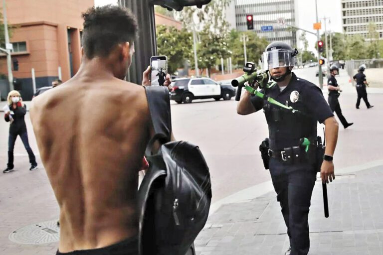 2020年洛杉磯的一場抗議活動中，一名警察用非致命性武器瞄準一名示威者。 美聯社