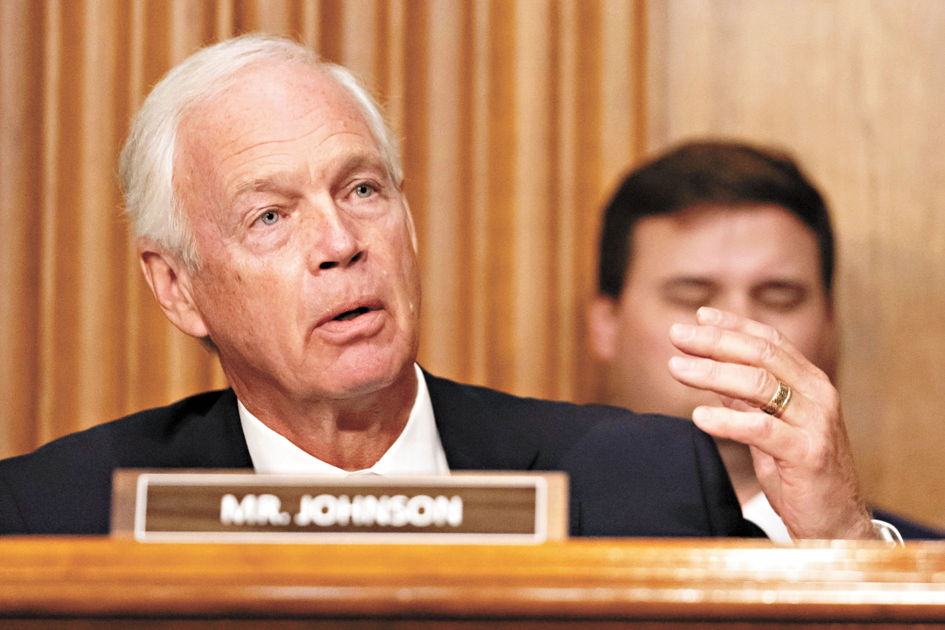 共和黨參議員朗約翰遜與特朗普總統在威脅轟炸伊朗民用基礎設施一事上出現分歧。美聯社