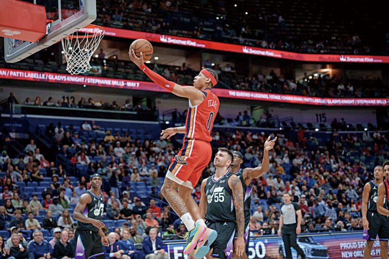 費爾斯在爵士球員的注視下輕鬆上籃。美聯社