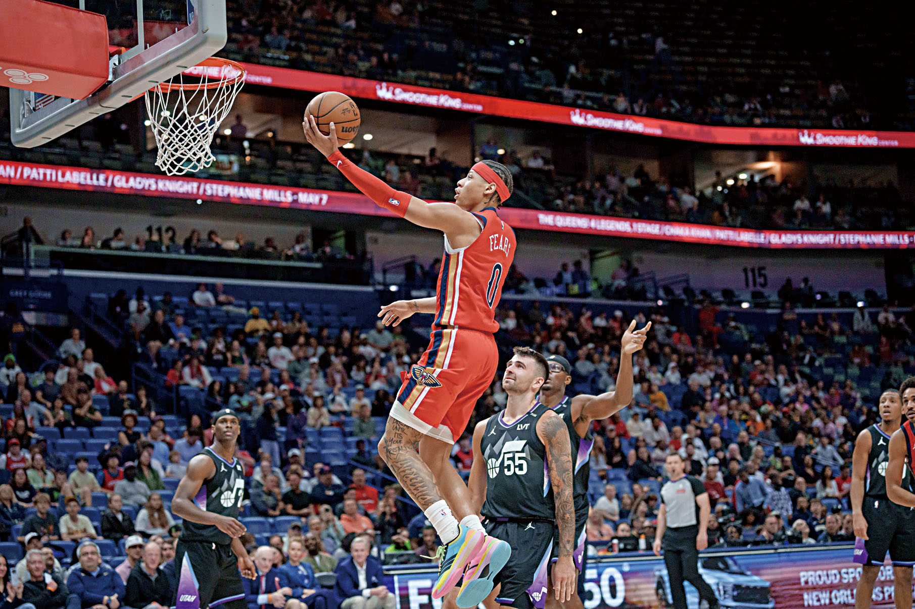 費爾斯在爵士球員的注視下輕鬆上籃。美聯社