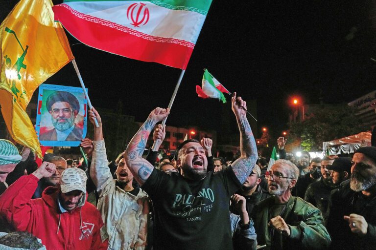 美國與以色列戰事宣布為期兩周停火後，伊朗親政府示威者8日在德黑蘭伊斯蘭革命廣場集會，高舉伊朗國旗及最高領袖哈梅內伊海報，呼喊口號。美聯社