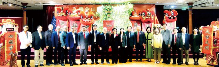 曹軼彬副總領事與統一促進會首長及僑界貴賓在吉祥醒獅前合影。統一促進會提供圖片