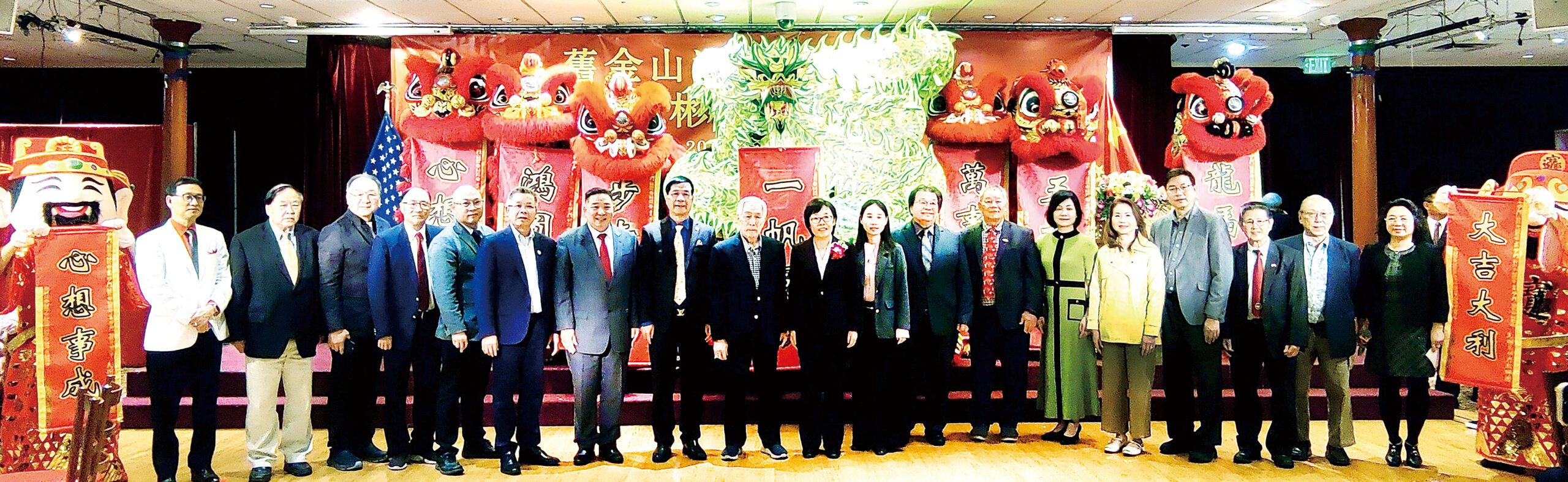 曹軼彬副總領事與統一促進會首長及僑界貴賓在吉祥醒獅前合影。統一促進會提供圖片