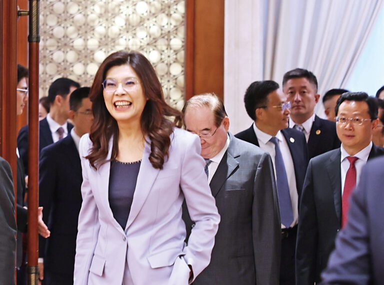 國民黨主席鄭麗文率團經上海抵達南京，開始大陸參訪行程。她表示，此訪是為了維護台海和平，增進人民福祉，意義重大。中新社 .c2/c3 國民黨訪問團拜謁南京中山陵，車隊開進陵園，路邊的民眾紛紛拍照。路透社