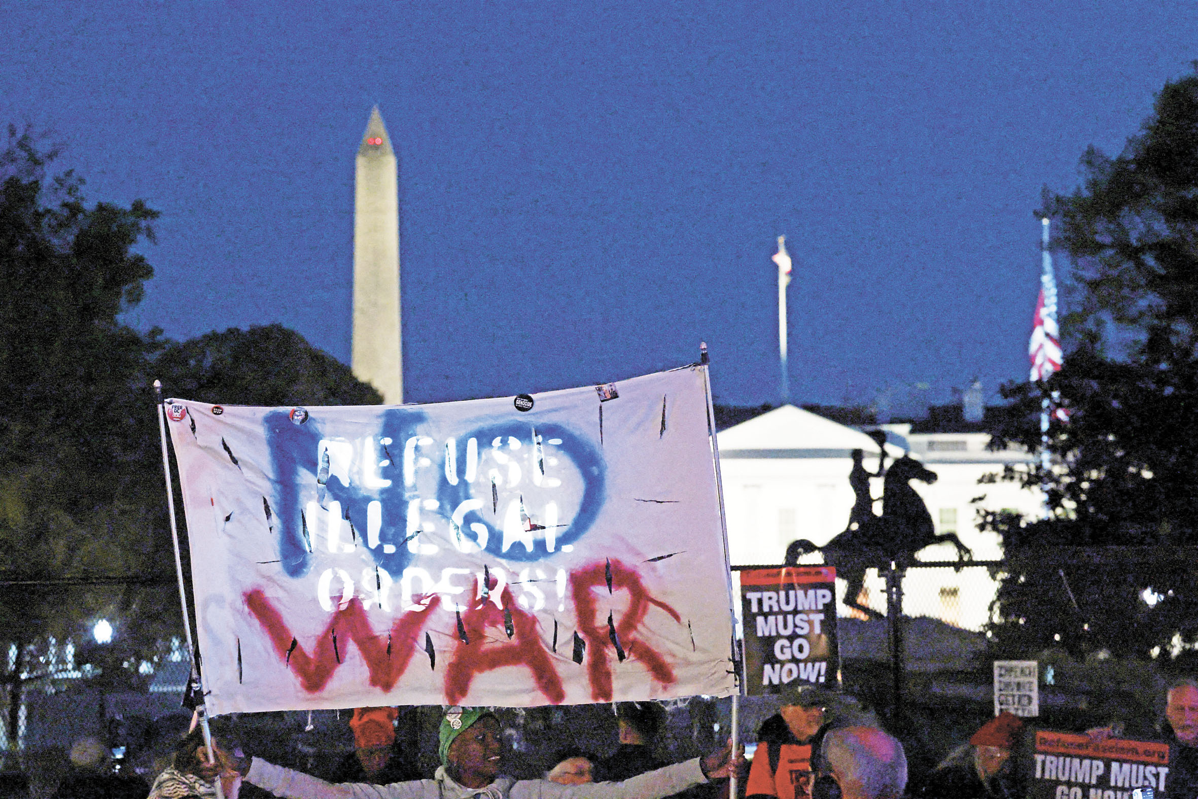 示威者在白宮外抗議。路透社