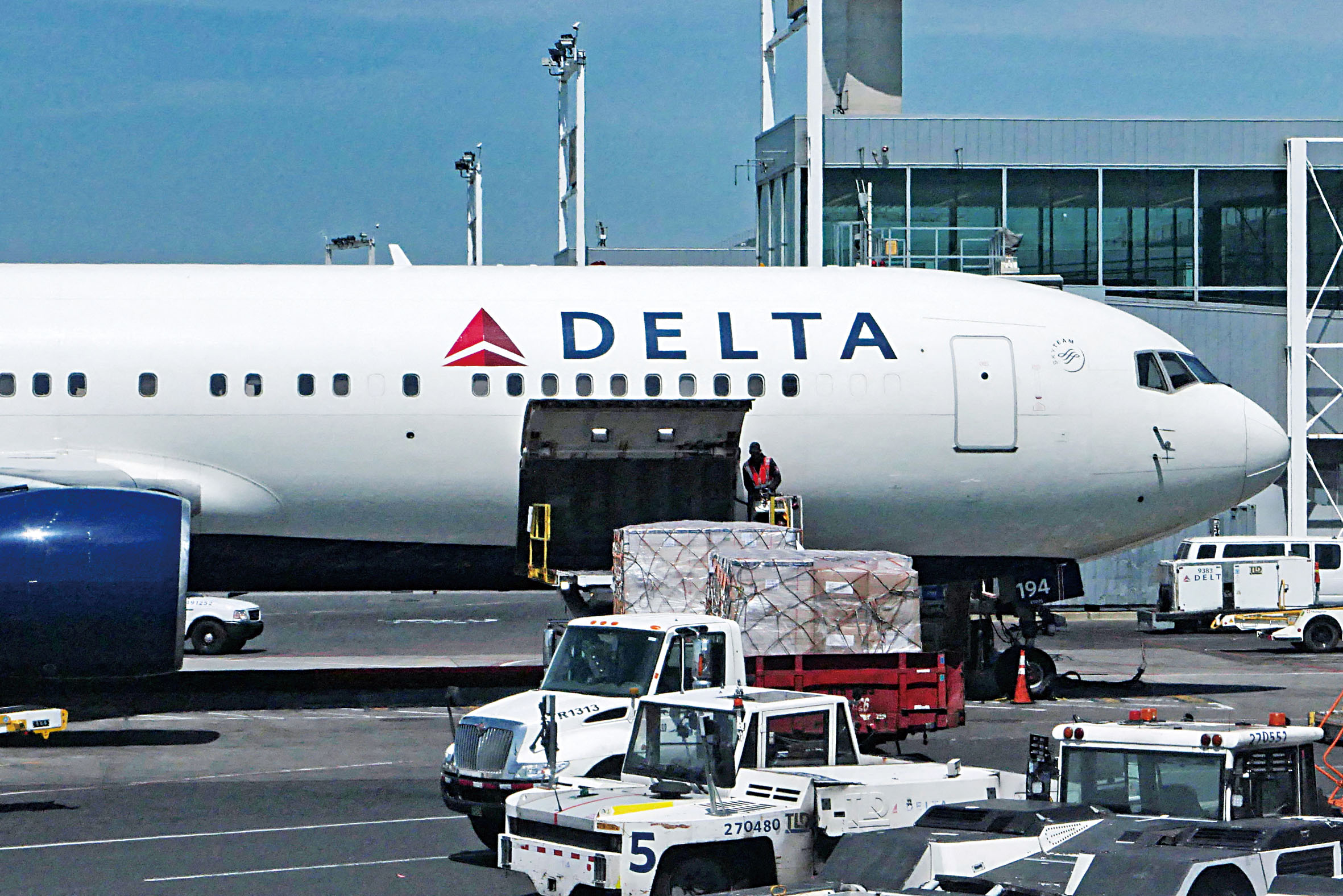 圖為機場工作人員將包裹裝載到達美航空公司的飛機上。路透社資料圖片