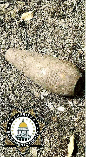 男童在自家後院挖出一枚軍事級砲彈。沙加緬度縣警局