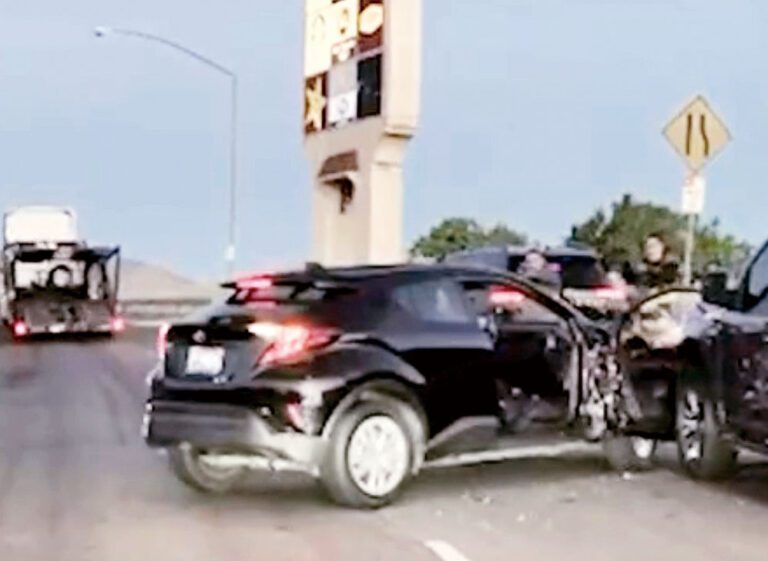 行車記錄儀拍攝到事發現場，遭截停車輛倒車時，ICE人員舉槍。KCRA電視截圖