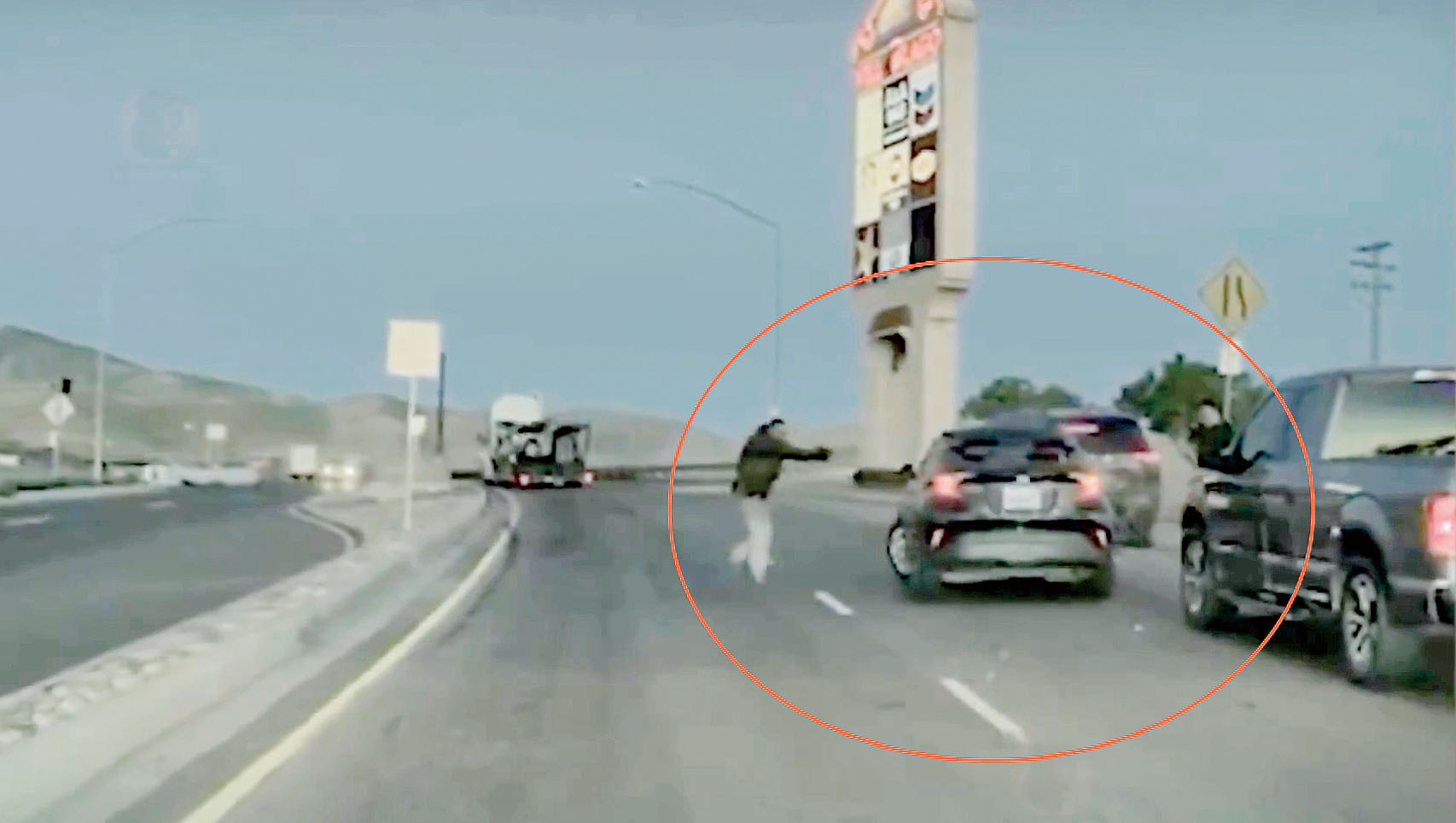 行車記錄儀的畫面顯示,涉事車輛衝向一名ICE探員,對方隨即舉槍。取自X