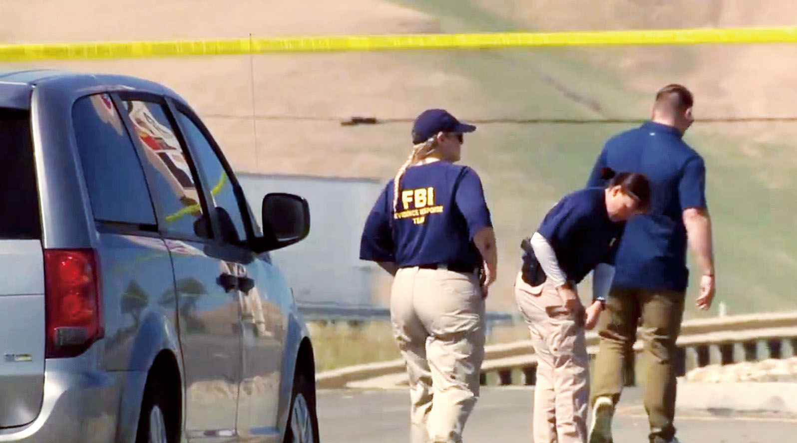 FBI人員在現場調查。KCRA電視截圖