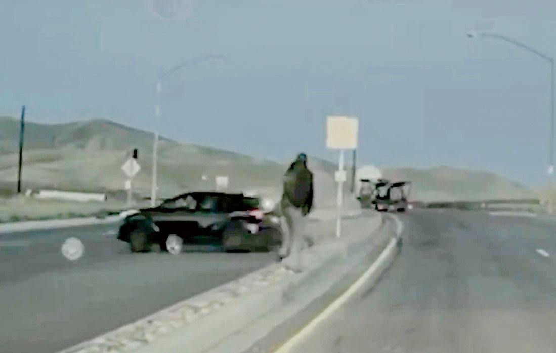 行車記錄儀的畫面顯示,涉事車輛衝過中央隔離帶偏向對向車道,輪轂蓋從車上脫落。取自X