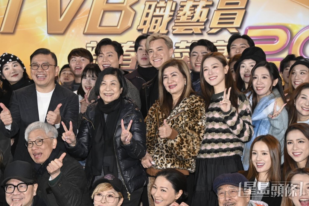 張振朗與朱敏瀚站在曾勵珍及樂易玲身後,顯示二人地位。