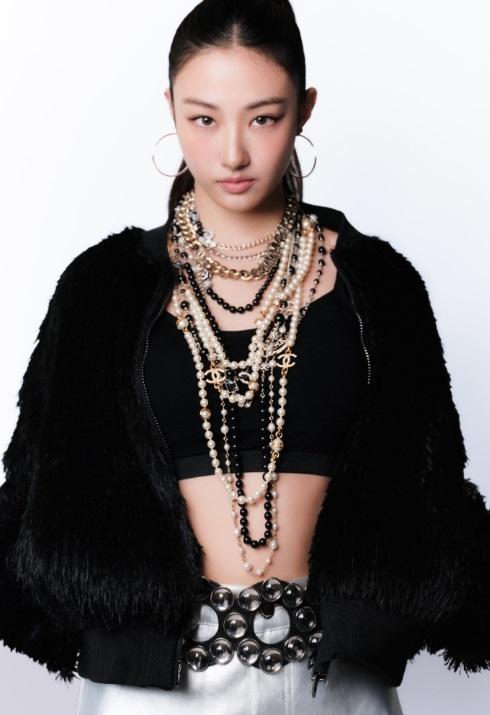 據指尹智允曾多次偷竊MEOVV成員Gawon的名牌衣物和潮流物品。