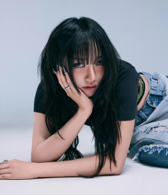 爆料者指MEOVV另一成員Sooin經常被尹智允當成傭人般使喚。