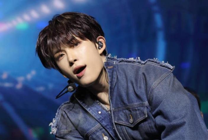 同屬WAKEONE旗下的ALD1成員金虔佑因辱罵工作人員，已被公司暫停活動。