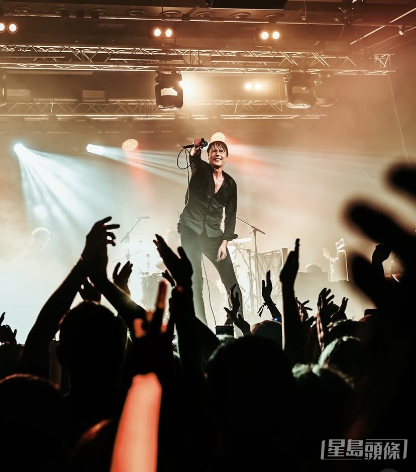 主音Brett Anderson在舞台上投入演出。