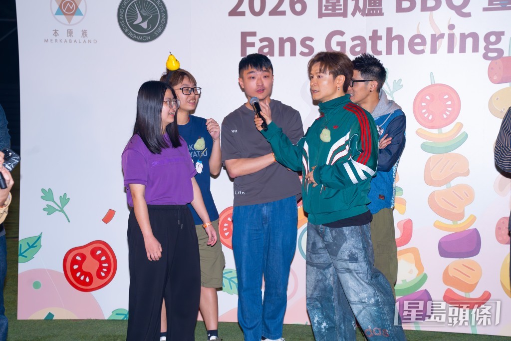 與歌迷進行近距离接觸。