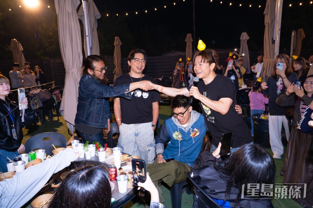 現場氣氛熱烈，彷彿變成陳健安的握手會。