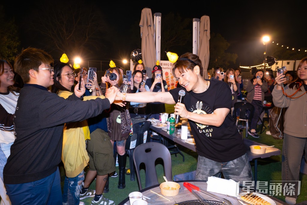 陳健安走遍全場與歌迷互動。