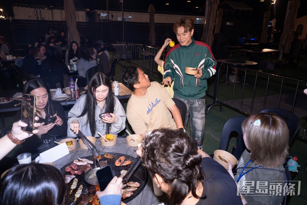 陳健安與歌迷們互動。