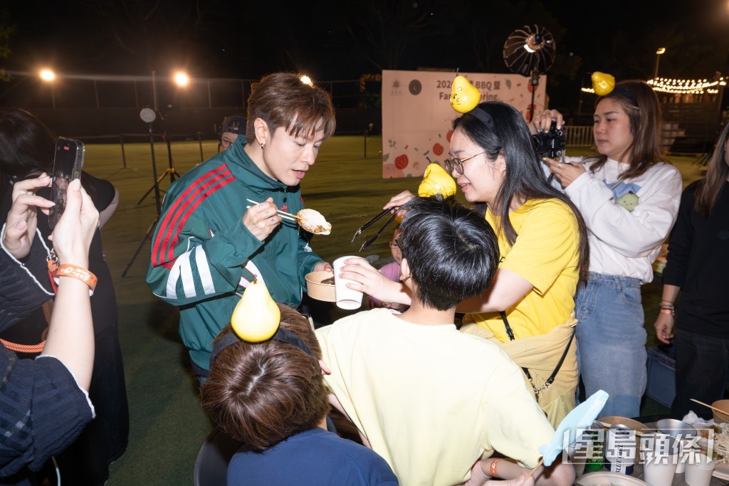 陳健安難得與歌迷一起享用食物。