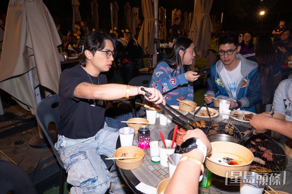 專心烹製燒雞翼。