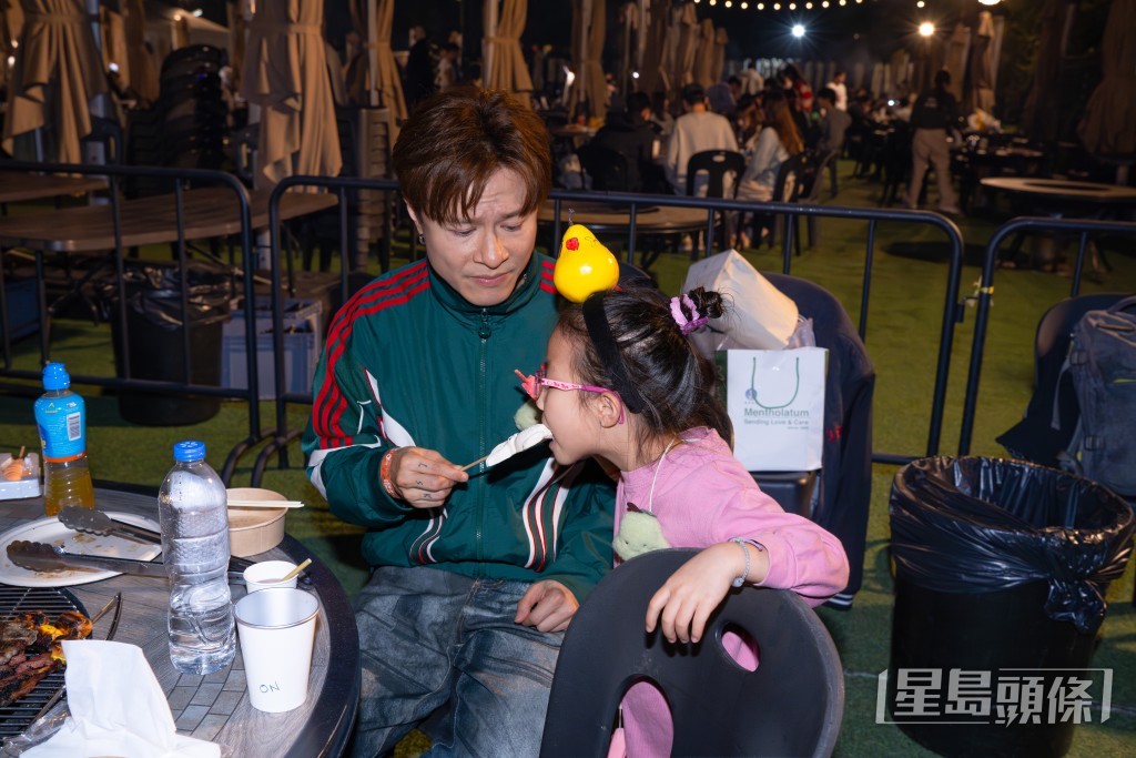 照顧小朋友用餐。