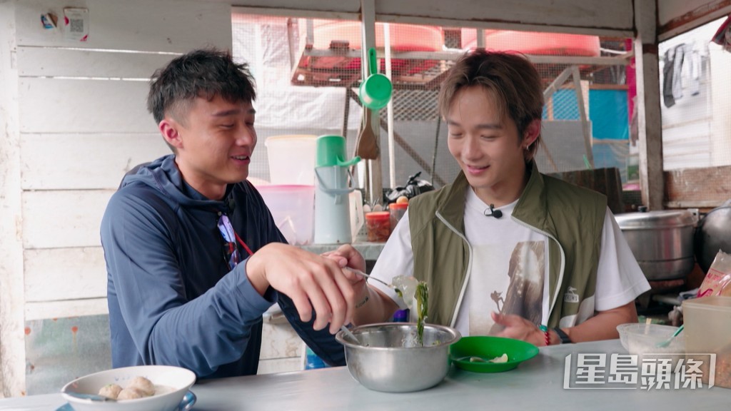 二人鼓起勇氣嘗試市集小食，意外發現味道不錯，Alton更指有海帶湯味道。