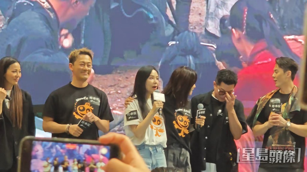 台上演員真情流露，場面動人。