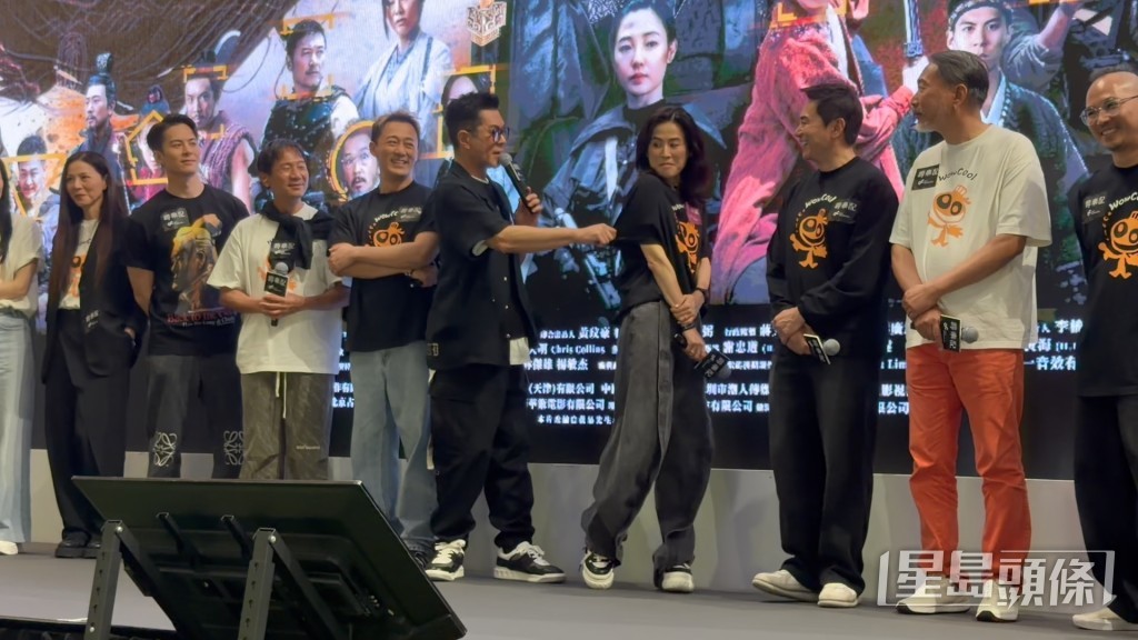 宣萱即興重演點穴場面，古天樂其後伸手篤她背脊回應，十分搞笑。