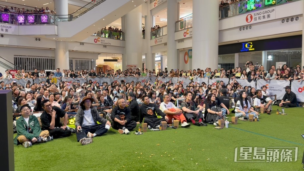 一眾演員與台下數百名觀眾一同觀看《尋秦記》電視版大結局。