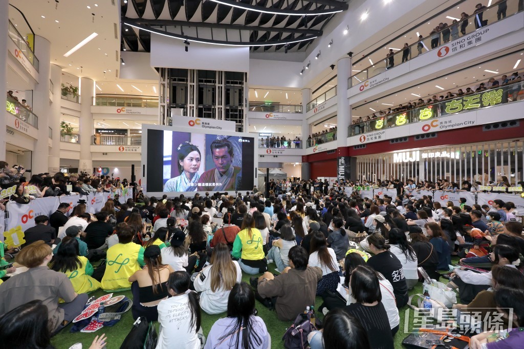 台上演員與台下觀眾均看得十分投入。