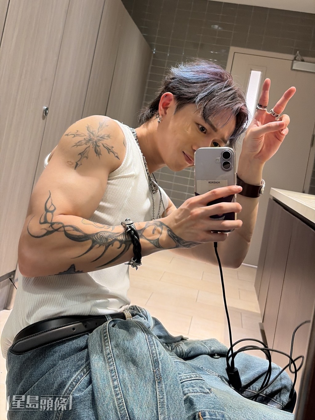 Teller認為自己一身肌肉和紋身，並不適合加入男團。